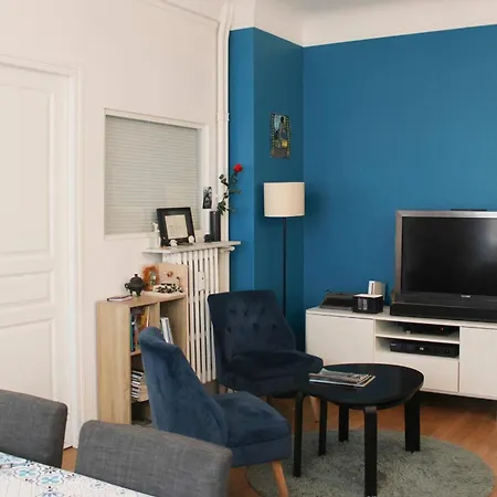 Spacious Family Nest Facing Square Des Epinette Apartamento Paris