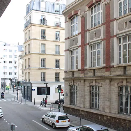 Spacious Family Nest Facing Square Des Epinette Apartamento *