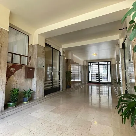 Spacious Family Nest Facing Square Des Epinette Apartmán Paříž