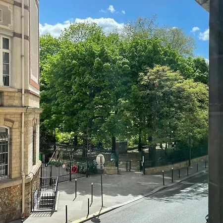 Spacious Family Nest Facing Square Des Epinette