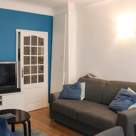 Spacious Family Nest Facing Square Des Epinette Apartment