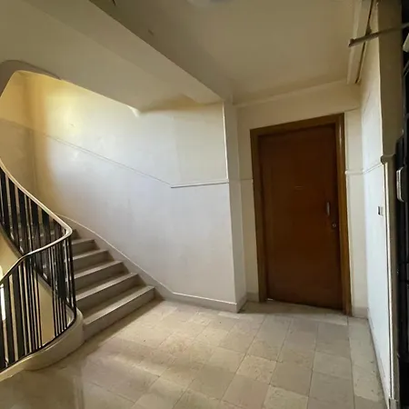 Spacious Family Nest Facing Square Des Epinette