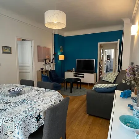 Apartment Spacious Family Nest Facing Square Des Epinette