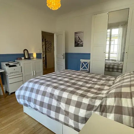 Spacious Family Nest Facing Square Des Epinette Paris