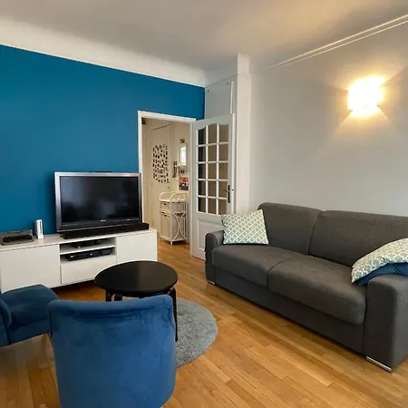 Apartment Spacious Family Nest Facing Square Des Epinette *