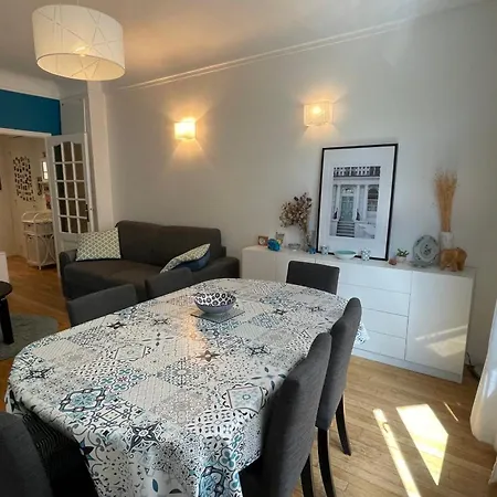 Spacious Family Nest Facing Square Des Epinette *