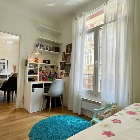 Apartment Spacious Family Nest Facing Square Des Epinette *