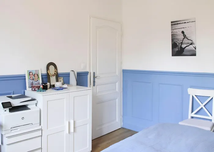 Spacious Family Nest Facing Square Des Epinette Apartmán *