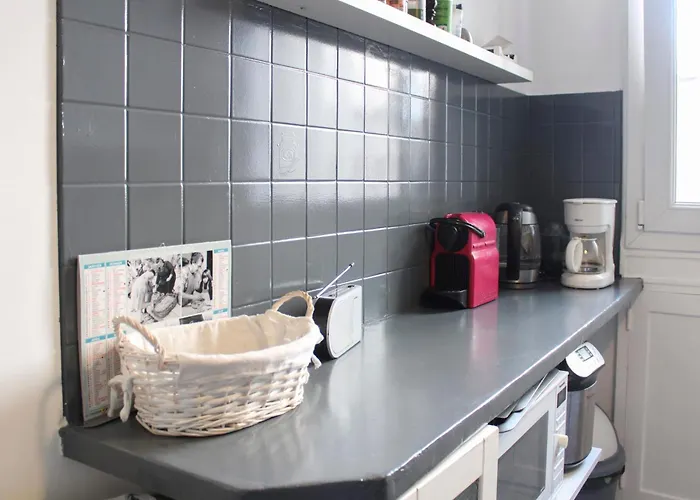 Spacious Family Nest Facing Square Des Epinette Apartmán