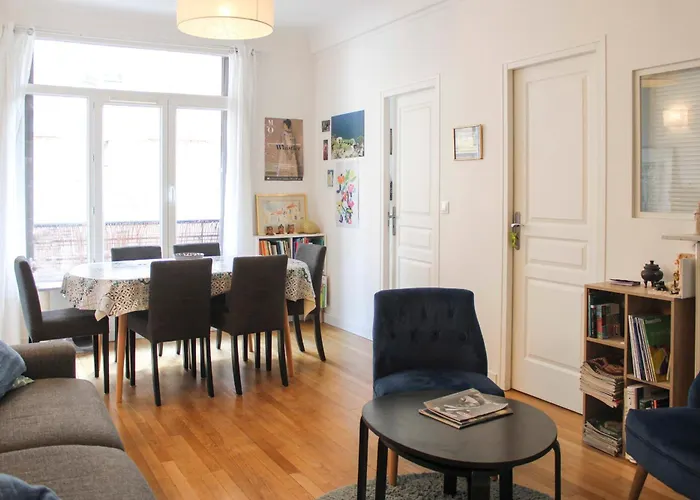 Spacious Family Nest Facing Square Des Epinette *