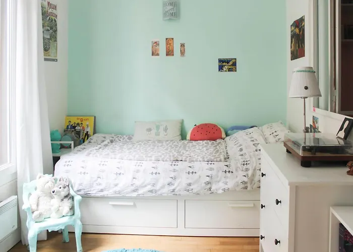 Spacious Family Nest Facing Square Des Epinette Apartmán