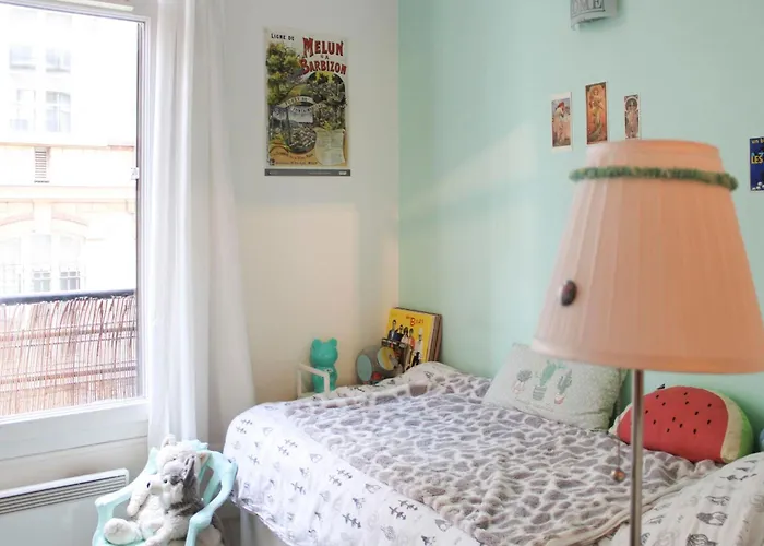 Spacious Family Nest Facing Square Des Epinette *