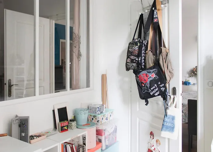 Spacious Family Nest Facing Square Des Epinette Apartmán *