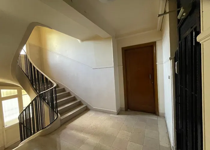 Spacious Family Nest Facing Square Des Epinette