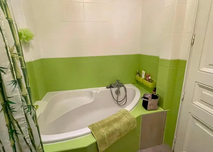 Spacious Family Nest Facing Square Des Epinette Apartmán *