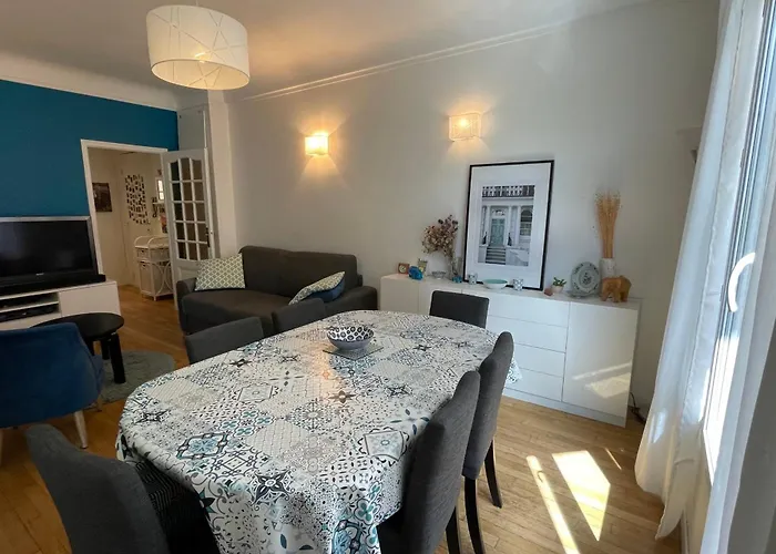 Spacious Family Nest Facing Square Des Epinette *