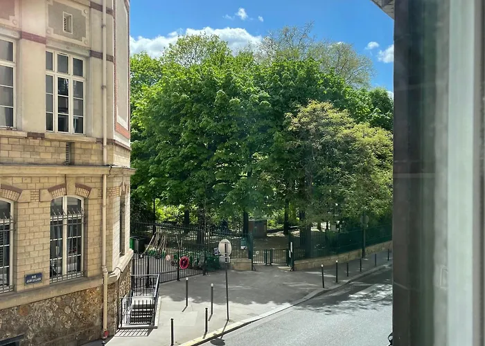 Spacious Family Nest Facing Square Des Epinette