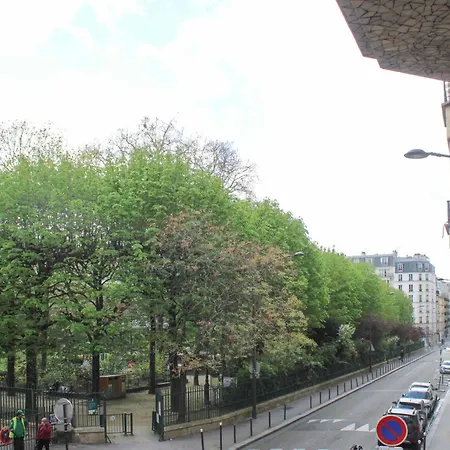 Apartamento Spacious Family Nest Facing Square Des épinette *